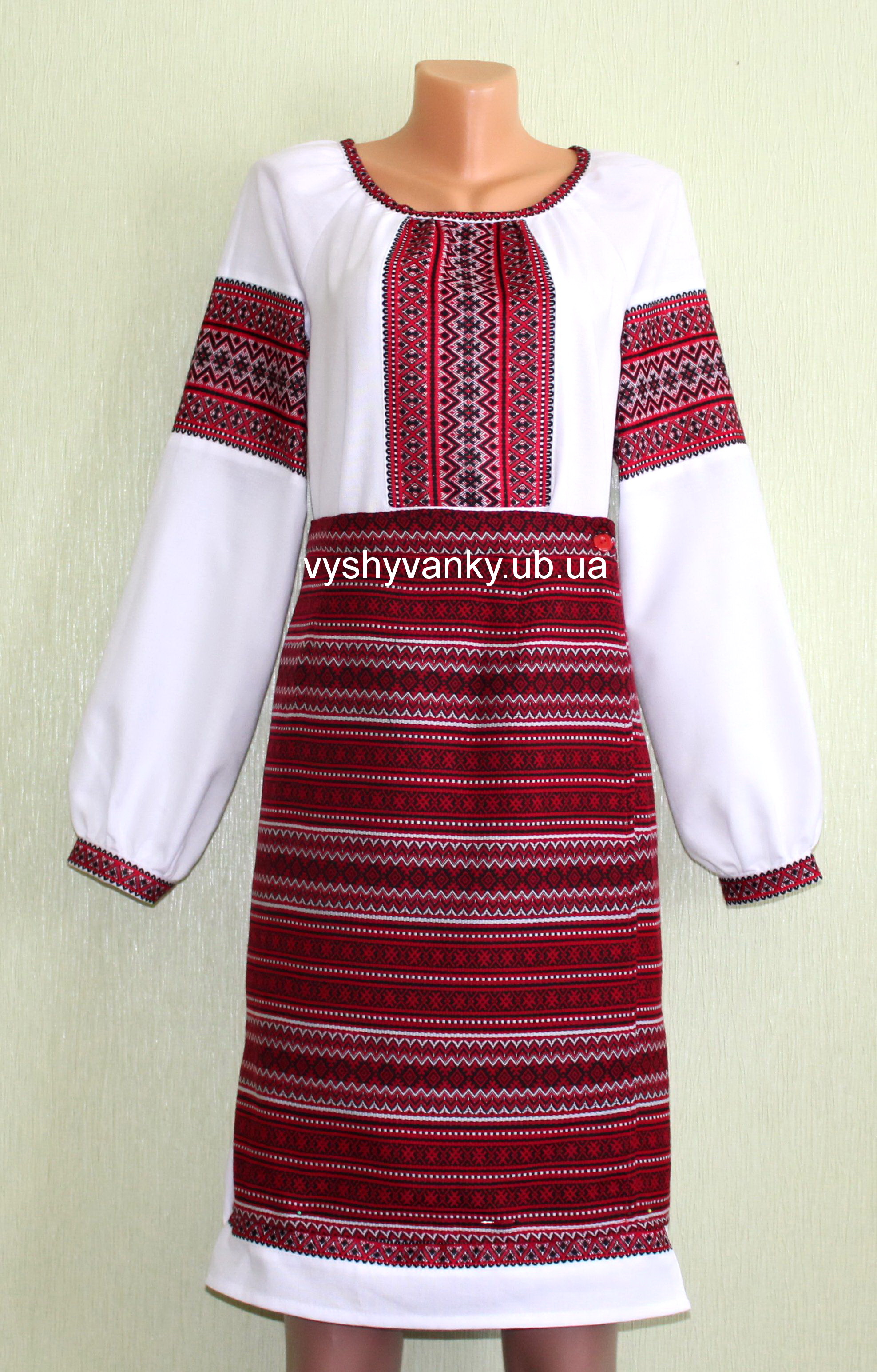Spódnica haftowana ukrainska i haftowana koszula -
gotowy wizerunek stylowej kobiety