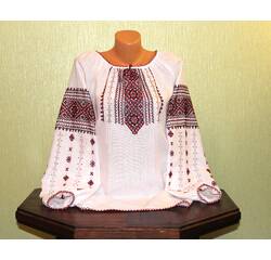 Tradycyjna słowiański koszula ręcznie haftowana