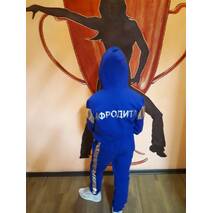 Szycie dziecięcej  sportowej odzieży z logotypem, z nazwą sportowej szkoły