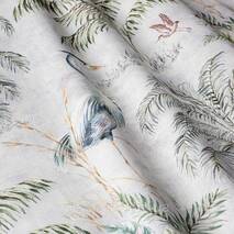 Dekoracyjne tkanki z dużymi zielonymi roślinami i błękitnymi ptakami na białym 84290v1