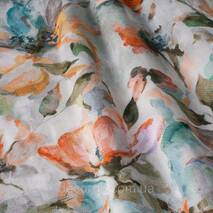 Dekoracyjna tkanka różowe i niebieskie kwiaty z zielonymi liśćmi na białym tle Hiszpania 87878v8
