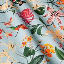 Dekoracyjna tkanka z dużymi kolorowymi roślinami i ptakami na błękitnym 84296v1